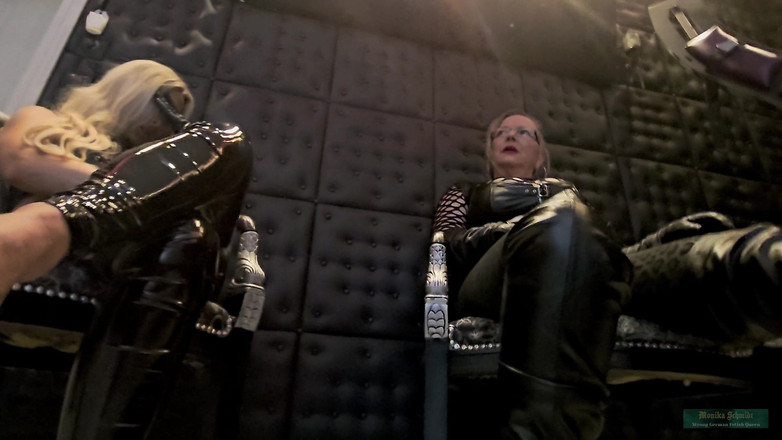 Strict Senz: Sheela Sinner Y Monika Schmidt Humillación Verbal - Instrucción De Mamada -...