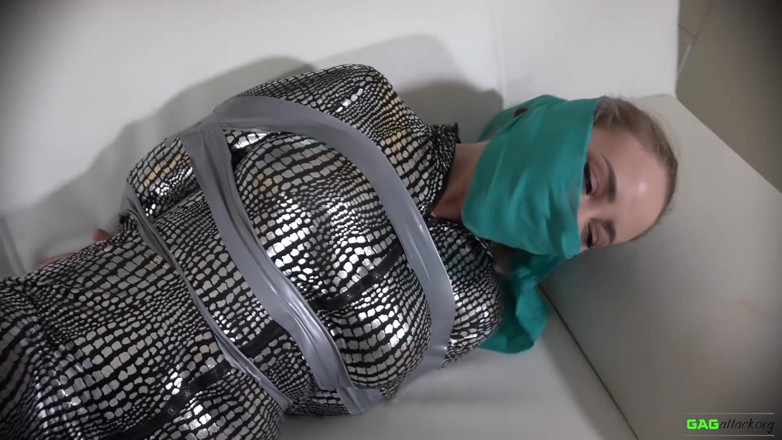 Gag Attack: Aubrey - băng trói buộc trong catsuit
