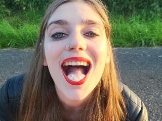 Zara Bizarr: Spontaneous Blowjob Outdoors