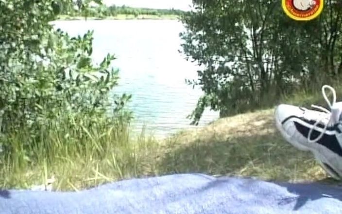 German Amateur Videos: Krótkowłosa niemiecka laska golenie cipka w lesie