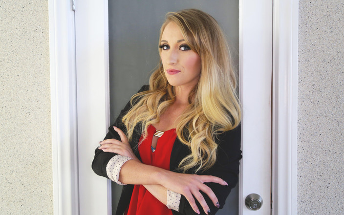 Property sex: PropertySex Бомба блондинка-риэлтор стучится в дверь и трахается домой Onwer, чтобы убедить его продать дом