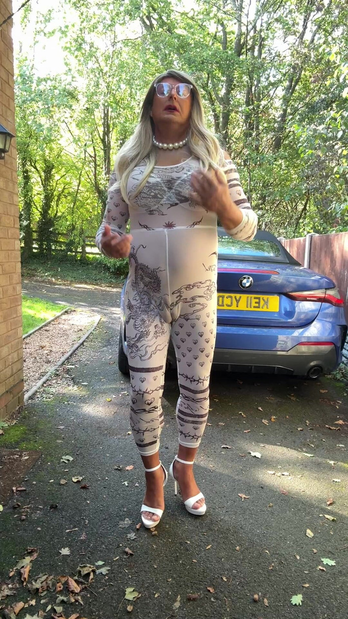 Kellycd2022: Seksowny Crossdresser Kellycd2022 w seksownym białym kombinezonie i szpilkach