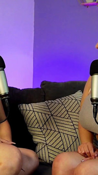2 filles latines se mangent leurs gros nichons à la fin du podcast