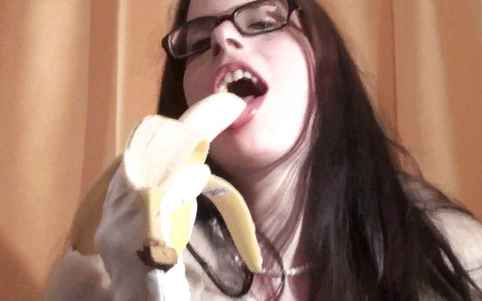 Femdom Austria: Spex brunette talking dirty while eating banana