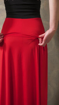 Sexy milfka v těsných šatech škádlí viditelnou kalhotkovou linku