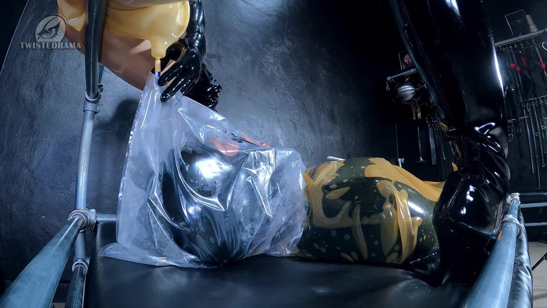 Twistedrama: Menschliche Piss-tasche