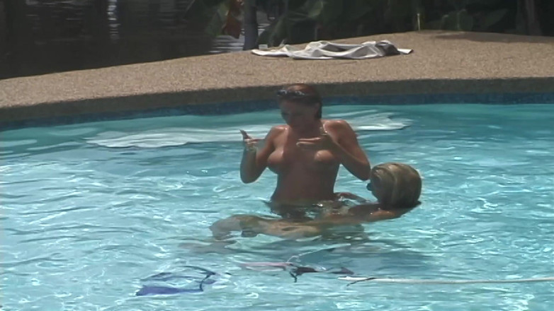 Dream Girls: Två big tit bffs frolic naken över på ett vänner hus