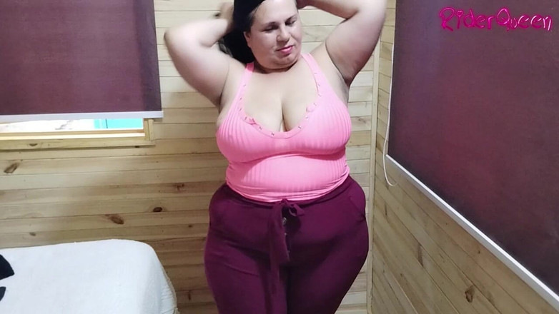 Riderqueen BBW Step Mom Latina Ebony: Mama vitregă sexy încearcă haine ocazionale pentru a seduce femeia latino