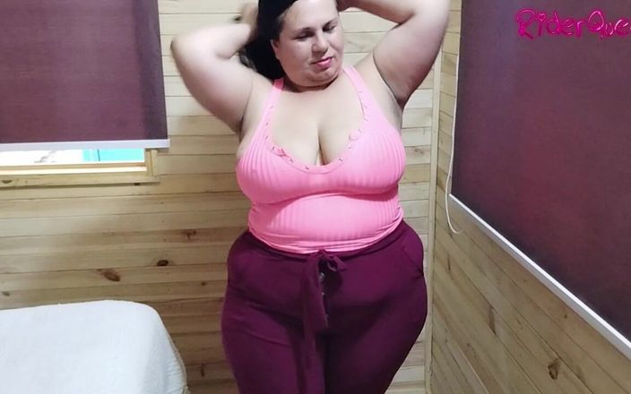 Riderqueen BBW Step Mom Latina Ebony: सेक्सी सौतेली मम्मी लैटिना को बहकाने के लिए आकस्मिक कपड़े आजमाती है