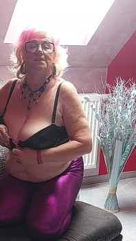 丰满熟女荡妇穿着高跟鞋挤压巨乳呻吟