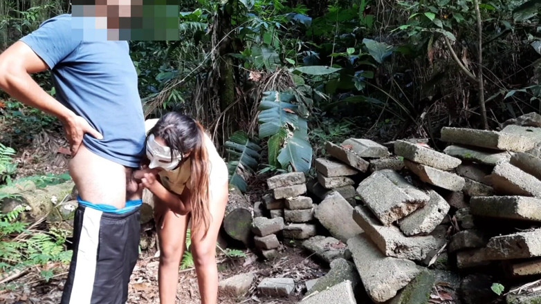 Novinha Insaciavel: Puta en las arbustos pagando mamada y dando al ano 10...