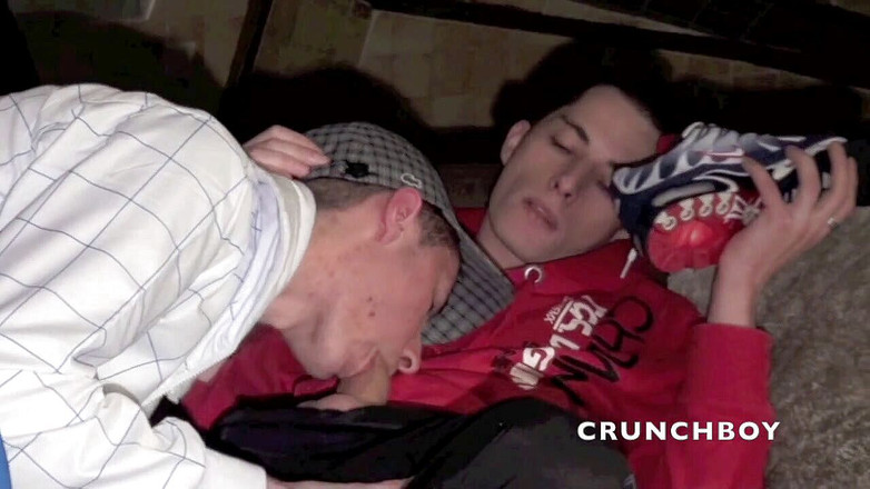 Sneaker gay: Poddanie trampek w domu z grubym chłopcem