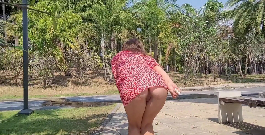 Juli Smith Meow: Berkelip di luar rumah dalam pakaian merah saya