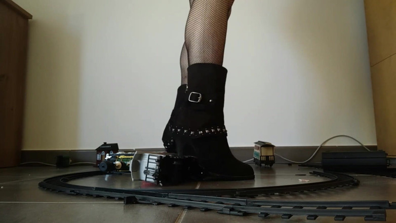RavenBigAss: Raven enjoy to crush western train with heeled boots and...