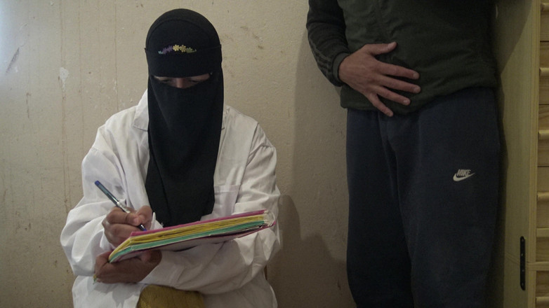 Souzan Halabi: Un garçon timide est choqué quand une infirmière musulmane lui...