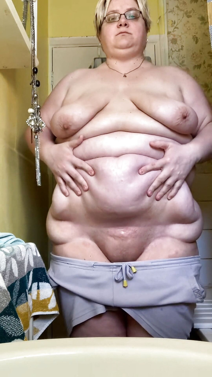 Real homemade BBW BBC porn: बाथरूम शॉवर में एसएसबीबीडब्ल्यू स्ट्रिपटीज़ हस्तमैथुन