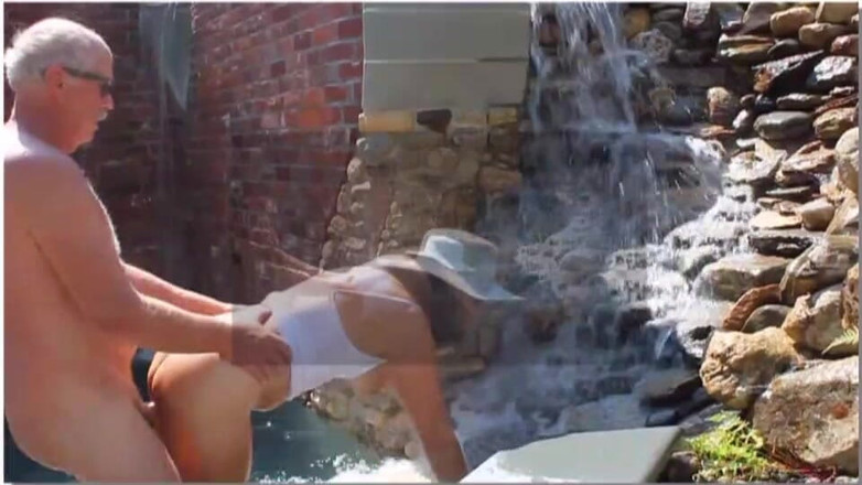 Candi Annie: Đụ ngoài trời vui vẻ trong đài phun nước - Candi Annie