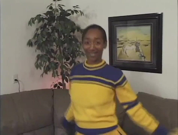 Vintage megastore: Chlupatá ebenová roztleskávačka ošukaná svým nevlastním otcem obrovským černým ptákem.