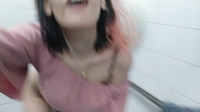 Ms Candy Bunny: Kissa i ett offentligt badrum