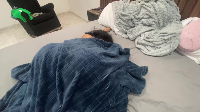 SENSESEX: 我连续两次射在我继母的兴奋阴户上