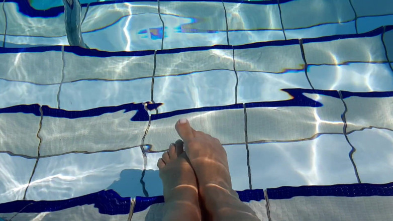 Fetish intimmedia: Foot fetish play in pool