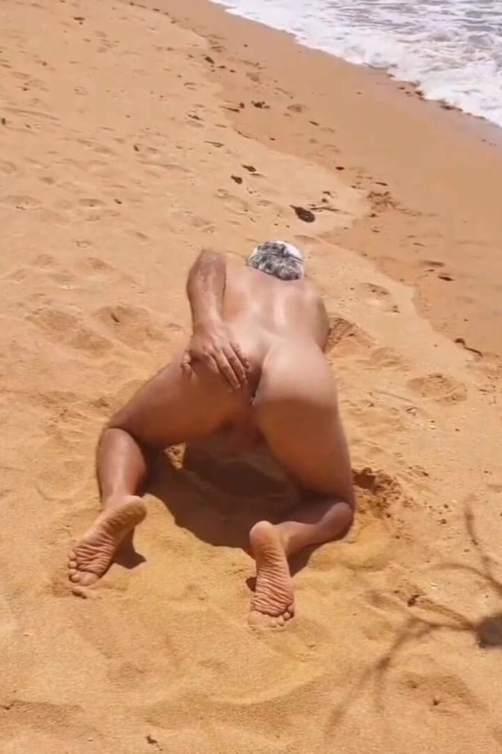 Ladysilvas: Ladysilva popisuje się nago na plaży co za gorąca dupa