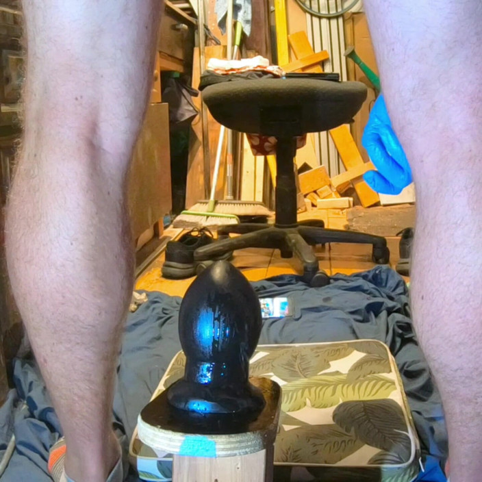 Dildo Kenny: 伸展我热辣的屁股特写