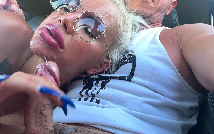 evil-bunny: 집에 가는 길에 택시 운전사에게 펠라를 주는 셀카를 찍고 얼굴에 핫한 정액을 많이 줘, 정액 키스