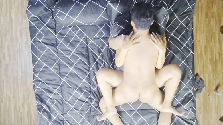 momi_itha_: 継母とベッドを共有して、熱く抱かれて中出しする