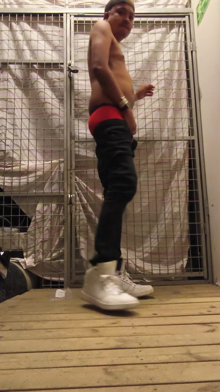 Chris J: Трохи веселощів у підвалі