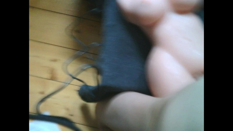 Leonboy04: Cậu bé vui vẻ với đồ chơi tình dục nhỏ của...