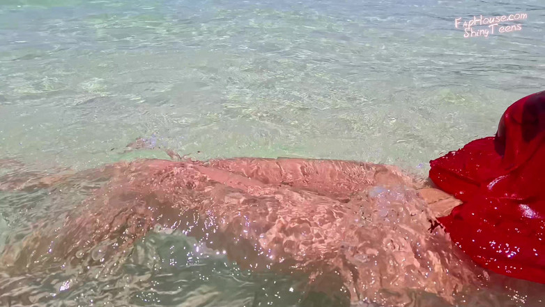 Shiny teens: 910 в колготках под водой