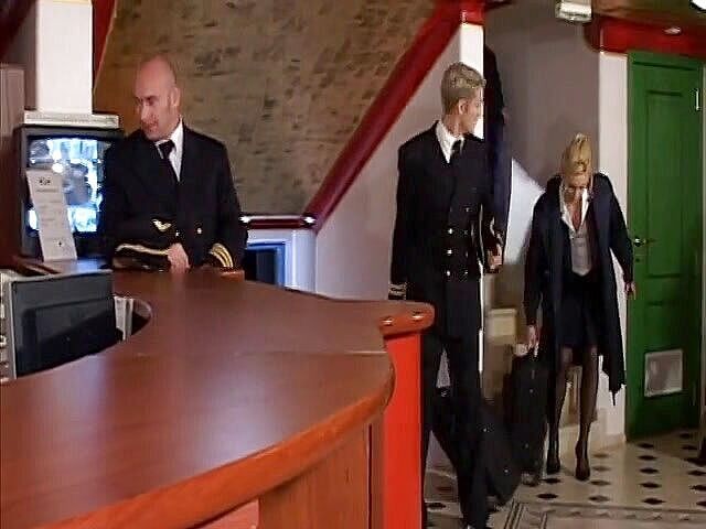 Cumming Soon: Nadržené děvky letušky kouří chlapovi nástroj v baru