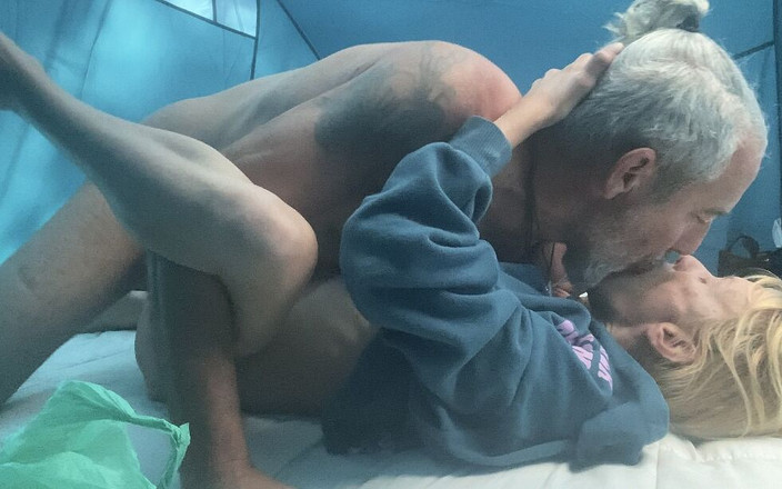 Cristina Sauvage: 意外自制的露营色情 - 用你的鸡巴和假阳具操我，我非常放荡和饥渴!!