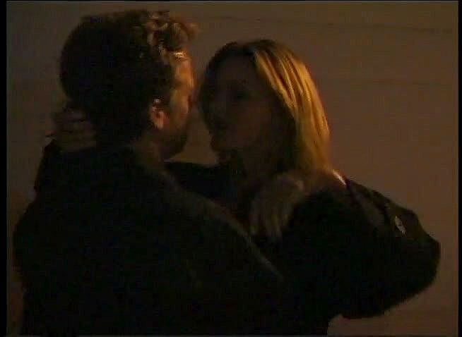 VOP Porno: 丰满的金发女郎在车里和沙发上被干