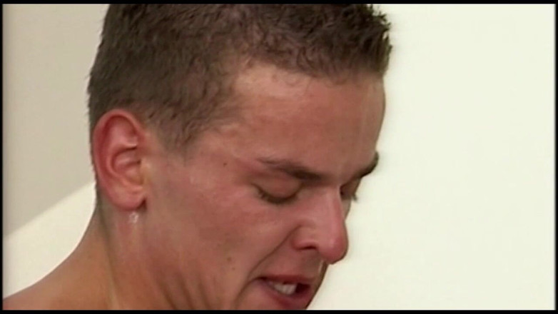 MCG Empire: 2人の美しいブルネットの熟女が2本の巨大なチンポで口の中で犯され、射精されました