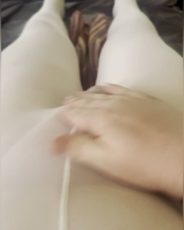 Lauren Ashland: Fată trans în ciorapi ejaculează de la vibrator