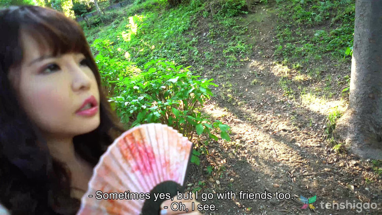 Tenshigao: Aya je osamělá obchodnice, která miluje chodit do kočičích kaváren