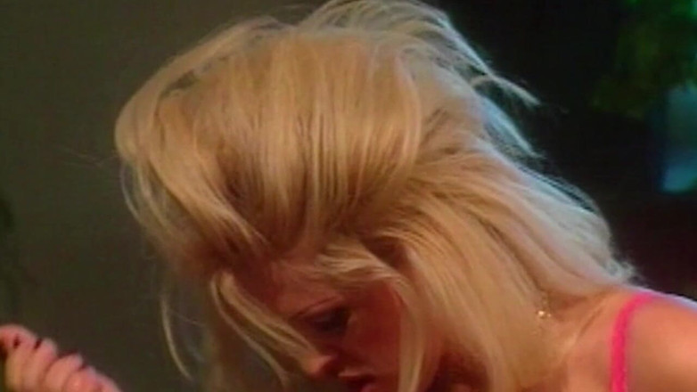 Onlyxfans: Gagici blonde în joc lesbian pasional