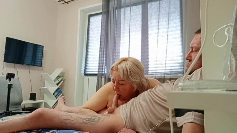 Zona901: Naplňuji ústa své nevlastní matky horkým, tlustým spermatem
