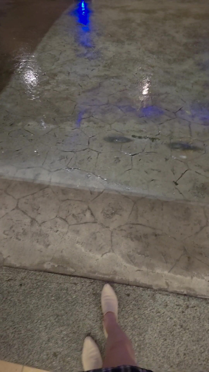 Taiwancdgirl: Menunjukkan celana dalam di garasi motel