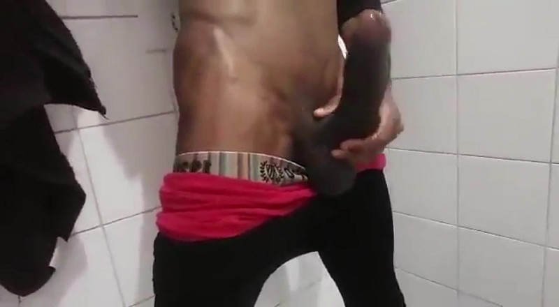 Big black cock BBCee: Дрочить мій великий чорний член в душі, жорстко кінчаючи