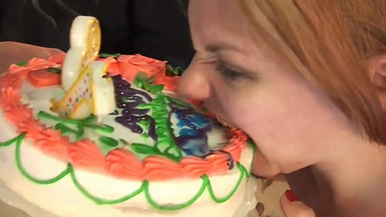 Oldschool X: Enfin 18 ! Elle reçoit une soirée baise pour son anniversaire !