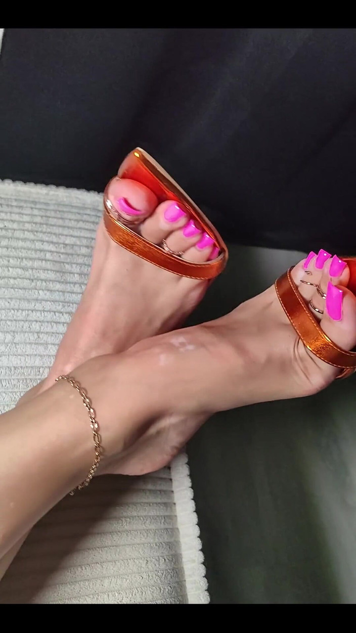 Goddess Lena: मेरे पैर आपके अविभाजित ध्यान के लायक हैं