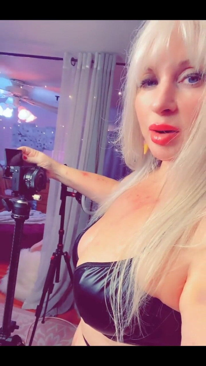 PaintedRose: Тобі подобається мій наряд? 