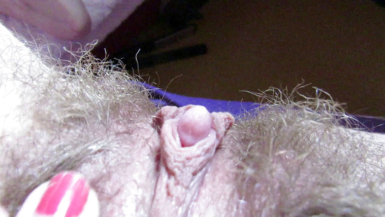 Cuteblonde666: Extrem hårig stor klitoris fitta orgasm med tamponger inuti - kommer