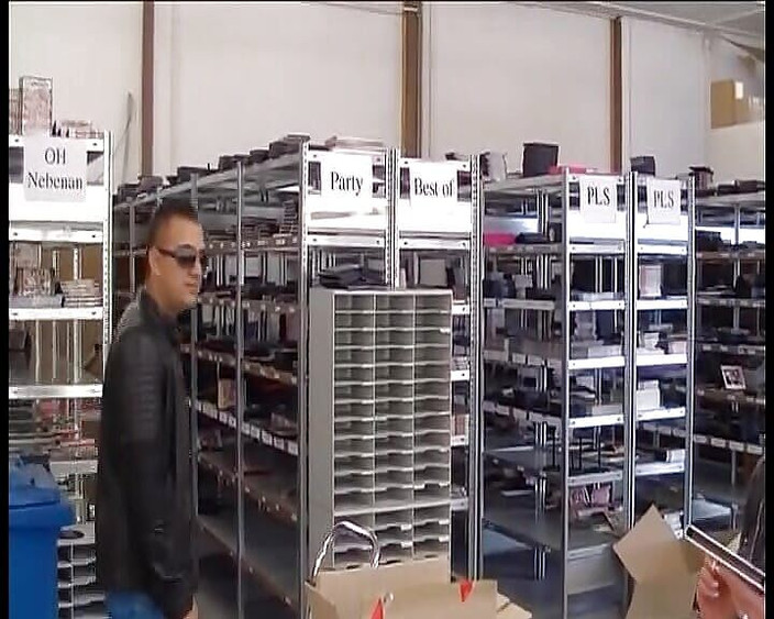 Deutsche XXX Filme: Une poupée allemande brune prend une grosse bite dans la...