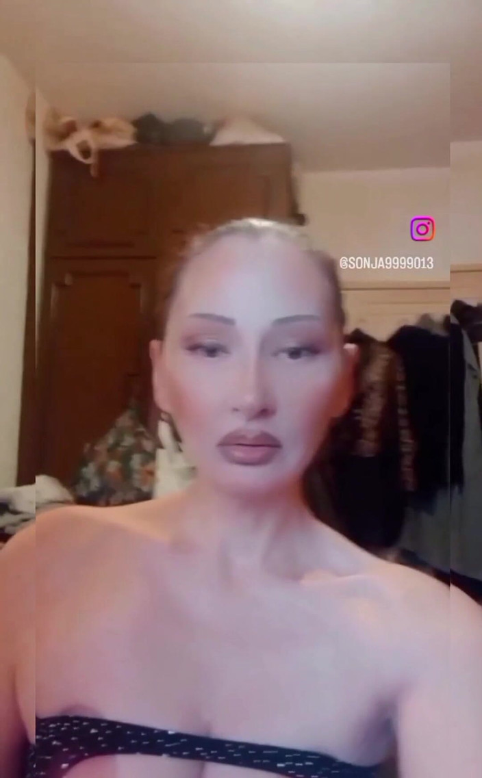 Dominatrix Redsonyja: Eğer bir meydan okumaysan beni çıkar. Seksi, eğlenceli, espiri dolu ve...