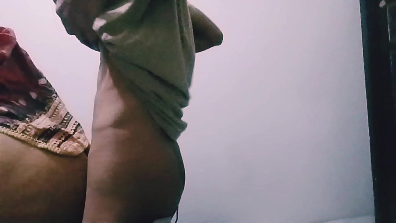 Aizzee: 渴望鸡巴的微胖熟女和年轻男人被狠操