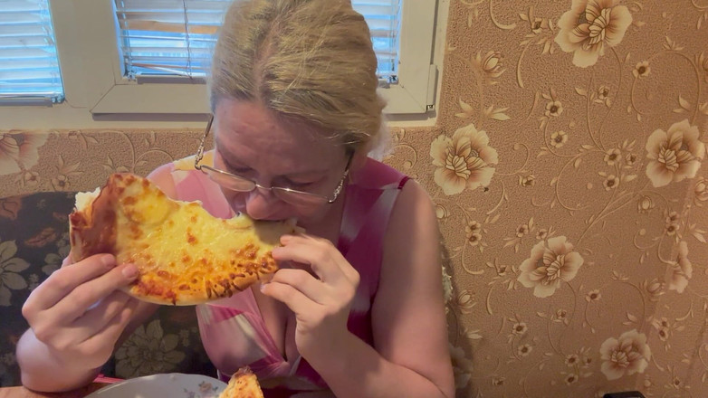 Putarankahotmilf: Eten en fetisj met grote buik, begraven, scheten laten